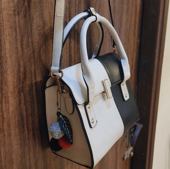 White and black spacious bag - Picture 13 of 16